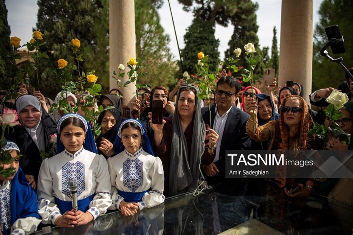 آیین گلباران آرامگاه حافظ شیرازی