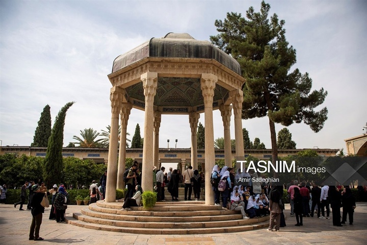 آیین گلباران آرامگاه حافظ شیرازی