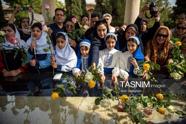 آیین گلباران آرامگاه حافظ شیرازی