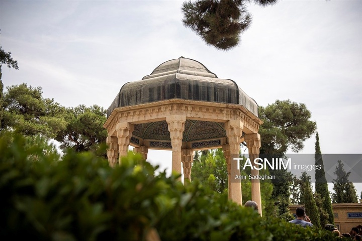 آیین گلباران آرامگاه حافظ شیرازی