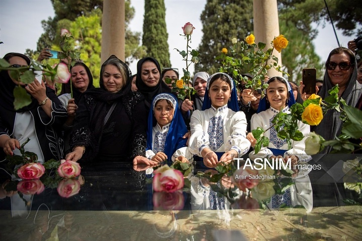 آیین گلباران آرامگاه حافظ شیرازی