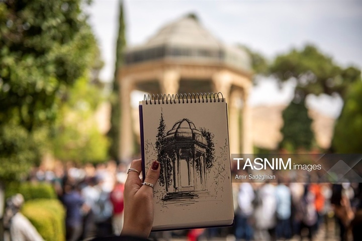 آیین گلباران آرامگاه حافظ شیرازی