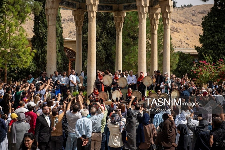 آیین گلباران آرامگاه حافظ شیرازی