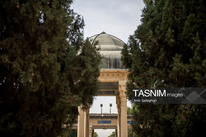 آیین گلباران آرامگاه حافظ شیرازی