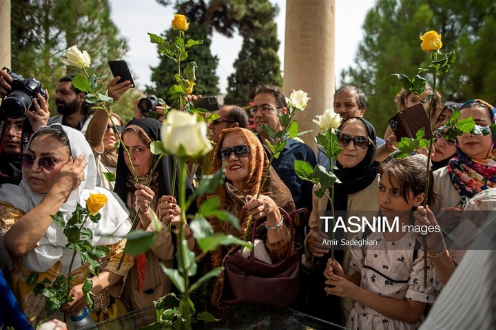 آیین گلباران آرامگاه حافظ شیرازی
