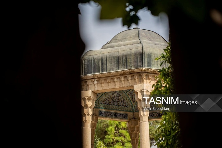 آیین گلباران آرامگاه حافظ شیرازی