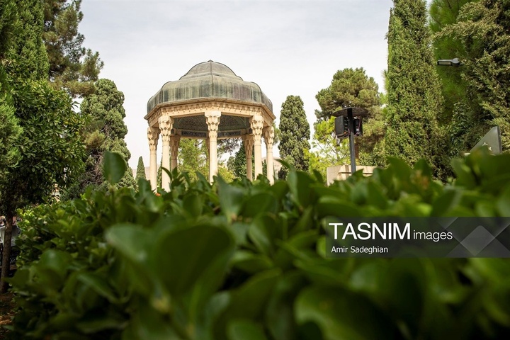آیین گلباران آرامگاه حافظ شیرازی