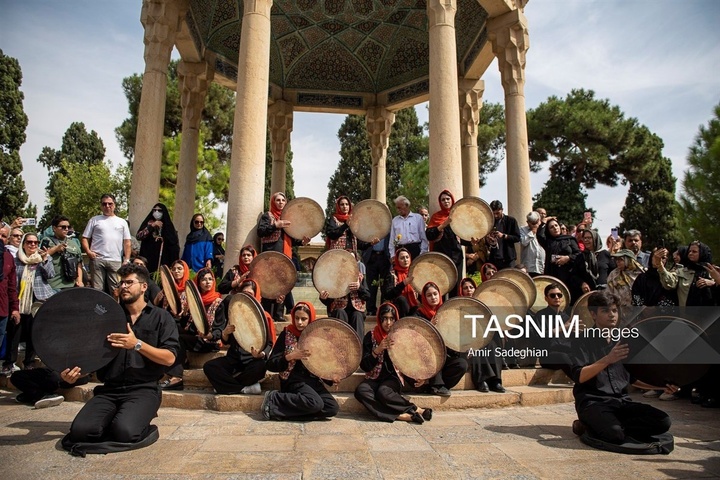 آیین گلباران آرامگاه حافظ شیرازی