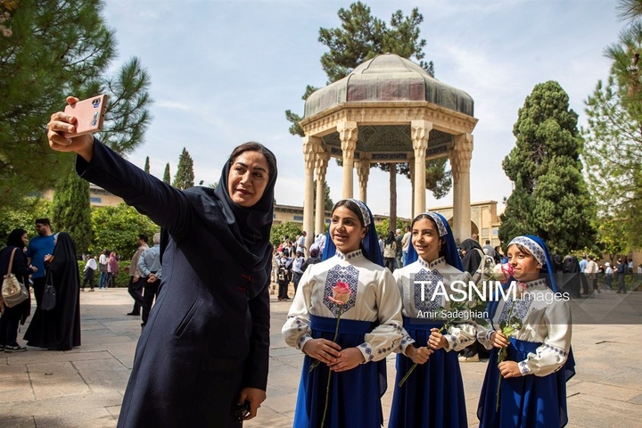 آیین گلباران آرامگاه حافظ شیرازی