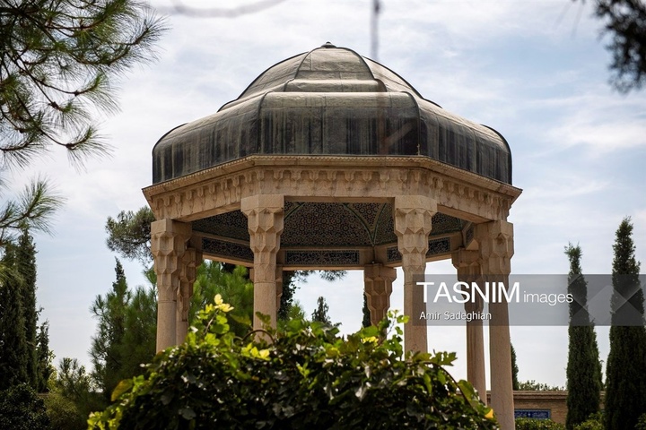 آیین گلباران آرامگاه حافظ شیرازی