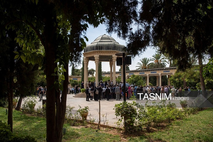 آیین گلباران آرامگاه حافظ شیرازی