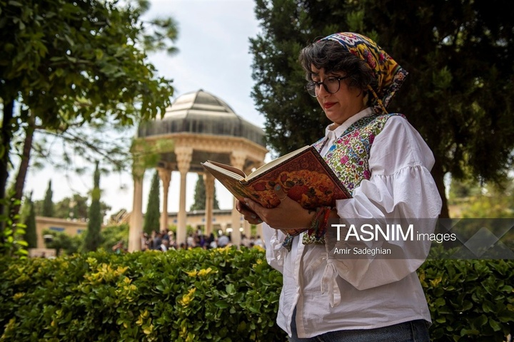 آیین گلباران آرامگاه حافظ شیرازی