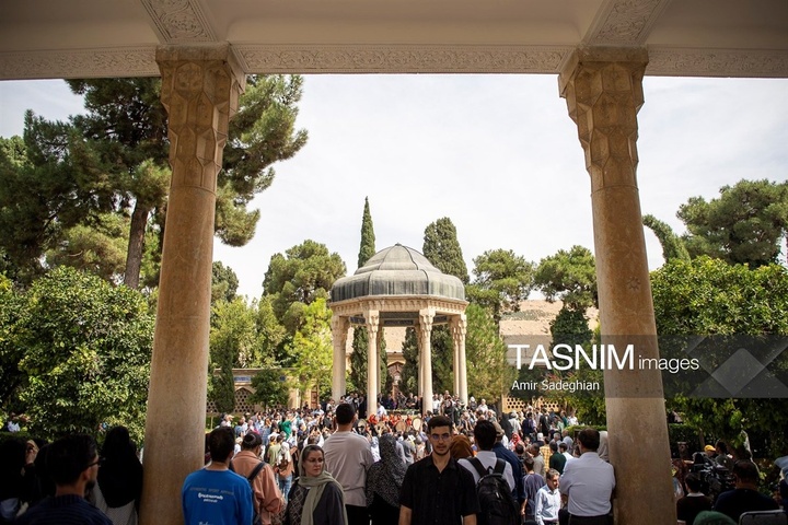 آیین گلباران آرامگاه حافظ شیرازی