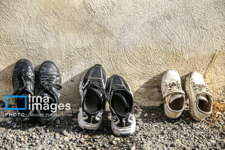 مدرسه‌ای در آن سوی مسیرهای گلی