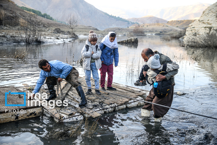 مدرسه‌ای در آن سوی مسیرهای گلی