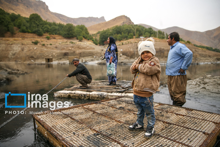 مدرسه‌ای در آن سوی مسیرهای گلی
