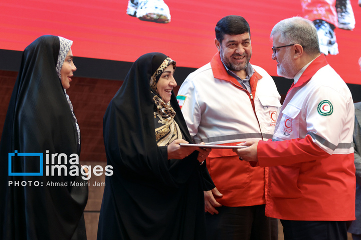 تجلیل از امدادگران هلال احمر