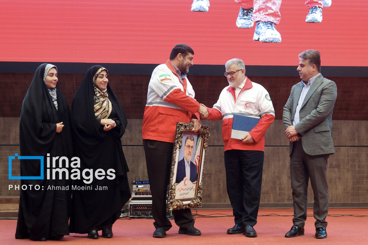 تجلیل از امدادگران هلال احمر
