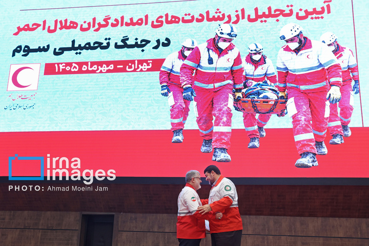 تجلیل از امدادگران هلال احمر