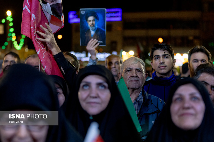 تجمع بزرگ ورزشکاران در میدان انقلاب