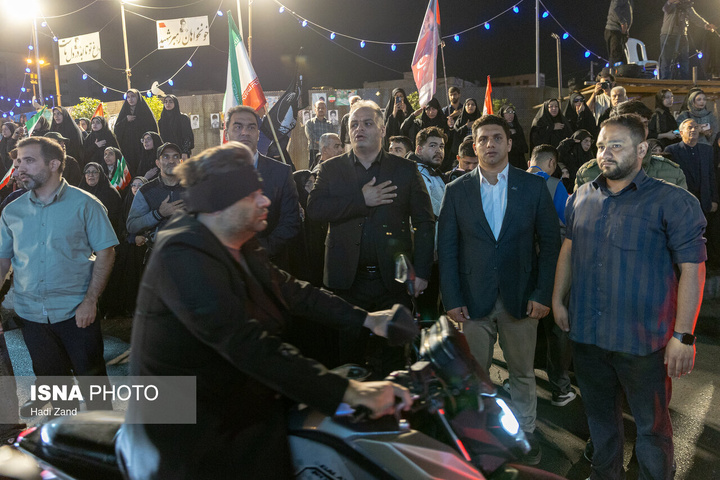 تجمع بزرگ ورزشکاران در میدان انقلاب
