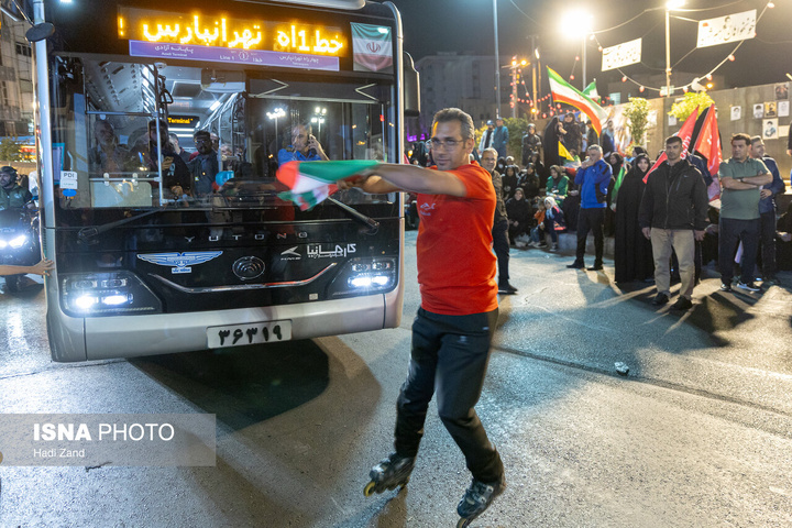 تجمع بزرگ ورزشکاران در میدان انقلاب