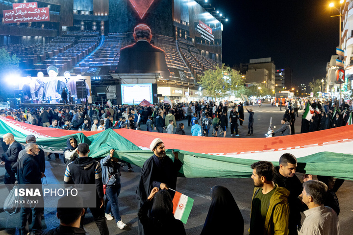 تجمع بزرگ ورزشکاران در میدان انقلاب