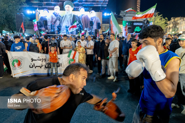 تجمع بزرگ ورزشکاران در میدان انقلاب
