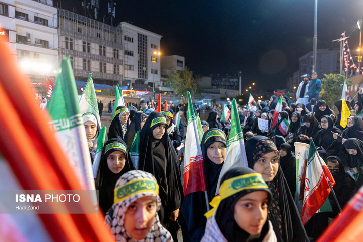 تجمع بزرگ ورزشکاران در میدان انقلاب