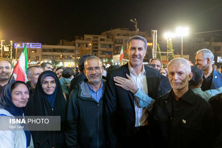 تجمع بزرگ ورزشکاران در میدان انقلاب