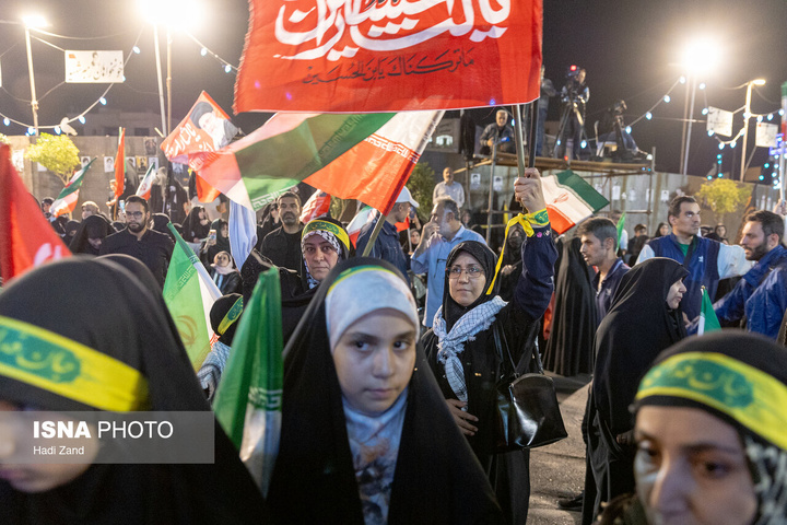 تجمع بزرگ ورزشکاران در میدان انقلاب