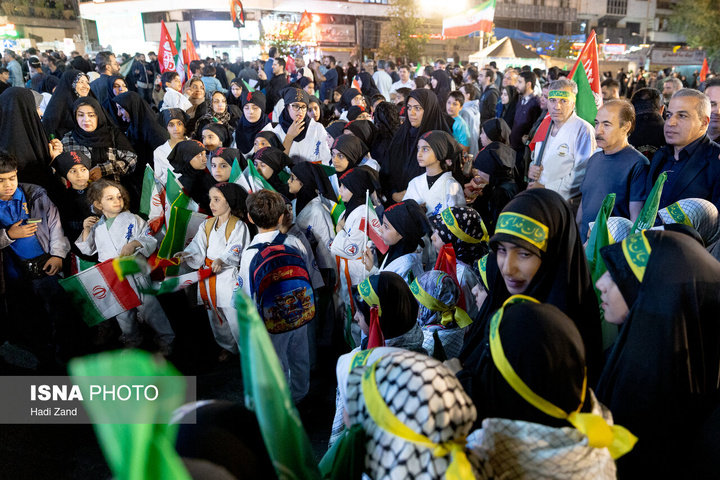 تجمع بزرگ ورزشکاران در میدان انقلاب