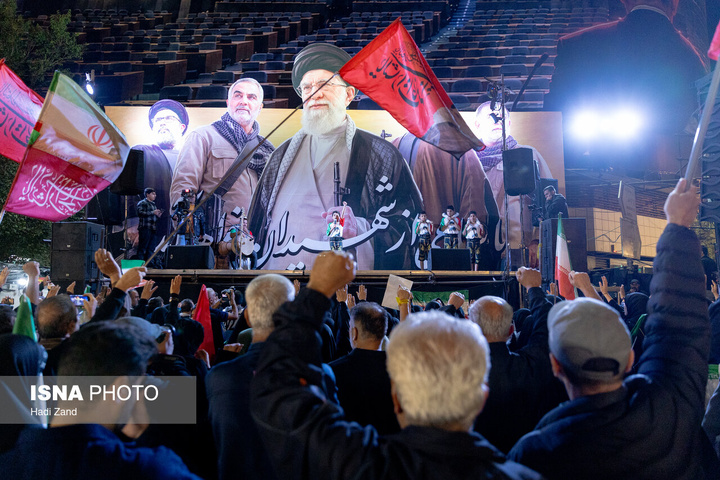 تجمع بزرگ ورزشکاران در میدان انقلاب