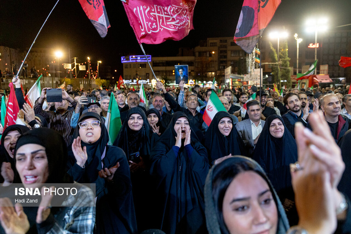 تجمع بزرگ ورزشکاران در میدان انقلاب