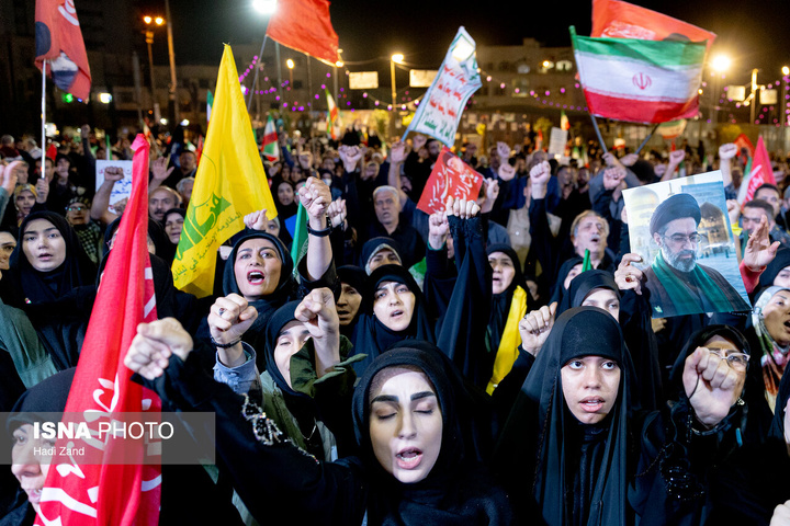 تجمع بزرگ ورزشکاران در میدان انقلاب