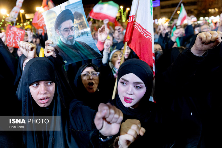 تجمع بزرگ ورزشکاران در میدان انقلاب