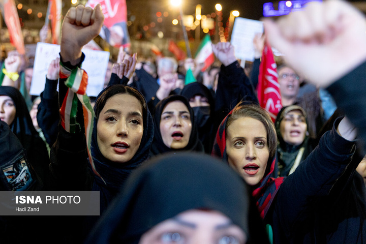 تجمع بزرگ ورزشکاران در میدان انقلاب