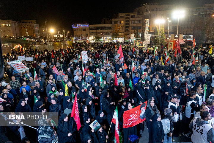 تجمع بزرگ ورزشکاران در میدان انقلاب