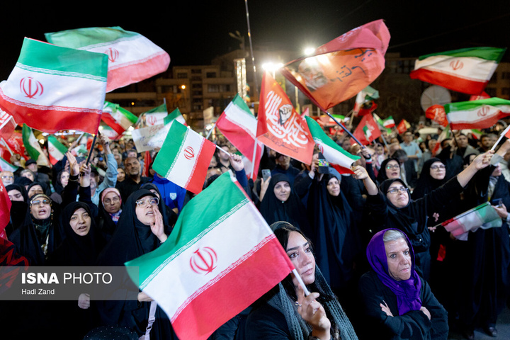 تجمع بزرگ ورزشکاران در میدان انقلاب