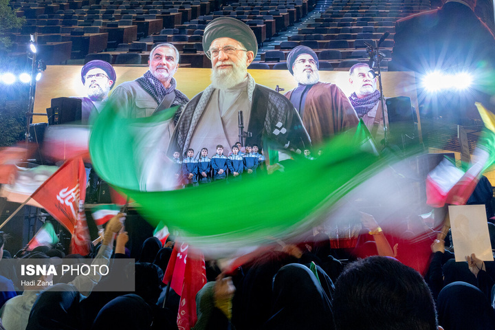 تجمع بزرگ ورزشکاران در میدان انقلاب