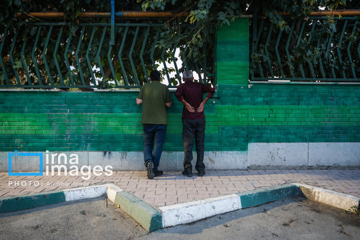فوتبال از پشت دیوار