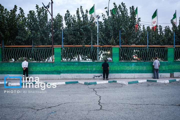 فوتبال از پشت دیوار
