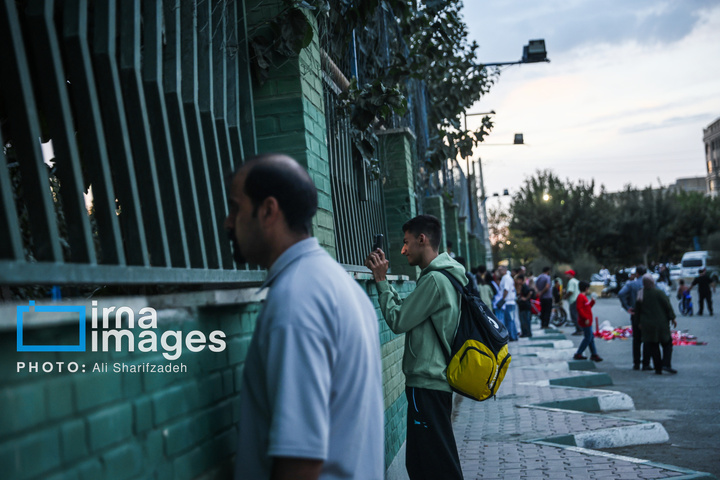 فوتبال از پشت دیوار