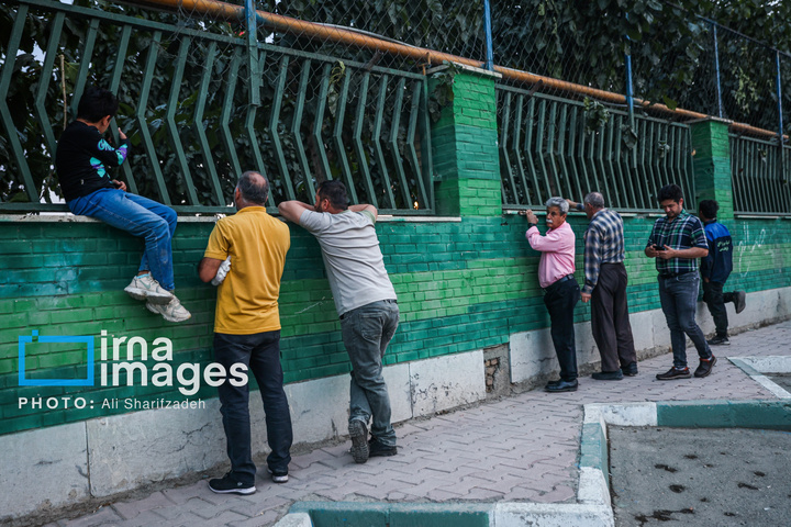 فوتبال از پشت دیوار