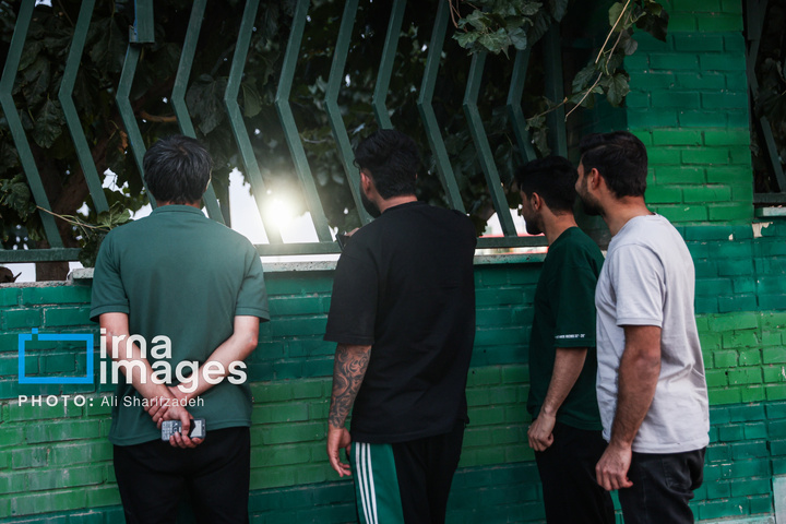 فوتبال از پشت دیوار