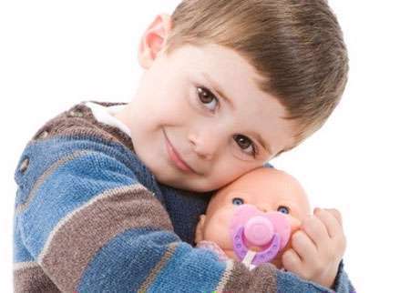 پسرم به جای ماشین‌ و ‌تفنگ، عاشق عروسک است!