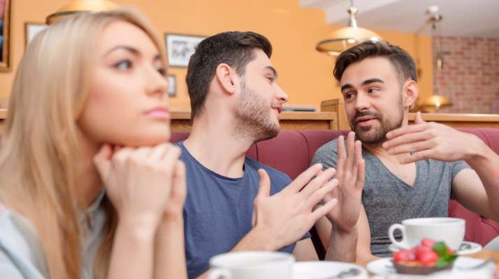  شوهرم با دوستانش بیشتر از بودن با من خوشحال است