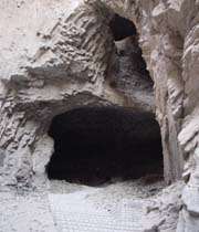 غار مخوف اصحاب کهف در کجا واقع شده است؟