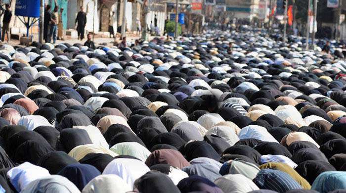  منظور از تبعیت ماموم از امام در نماز جماعت چیست؟