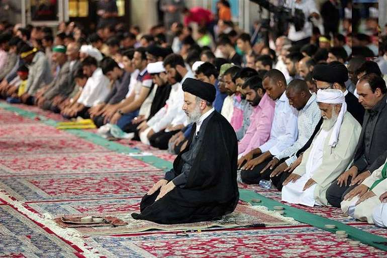  ایستادن مسافر در صف اول و اتصال سایر نمازگزاران